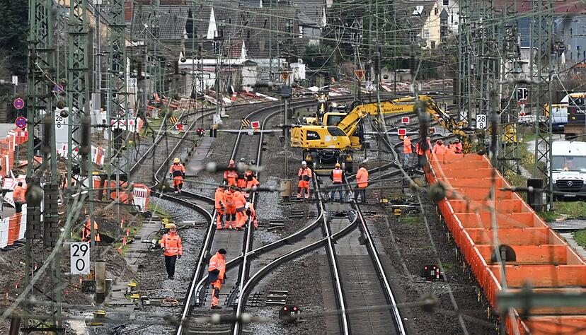 Bauarbeiten an der Bahnstrecke im hessischen Biblis.