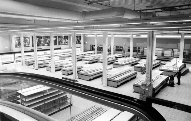 Leere Theken und Regale. Vor der Eröffnung ist noch alles überschaubar.