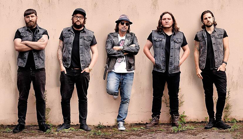 Eine schrecklich rockende Familie: Der Waliser Phil Campbell (Mitte) hat mit seinen drei Söhnen und Sänger Neil Starr (2. v. r.) eine Band gegründet.
Foto: Jeon Heon-Kyun Eine schrecklich rockende Familie: Der Waliser Phil Campbell (Mitte) hat mit seinen drei Söhnen und Sänger Neil Starr (2. v. r.) eine Band gegründet.
Foto: Jeon Heon-Kyun