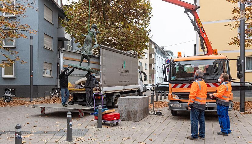 Um 11 Uhr schwebte die Figur an einem Kran ein. Foto: Mario Berger