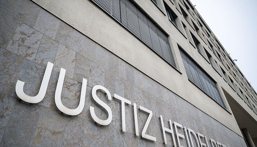 Ein Lastwagenfaher soll zwei Frauen im «toten Winkel» übersehen haben. (Archivbild) Ein Lastwagenfaher soll zwei Frauen im «toten Winkel» übersehen haben. (Archivbild)