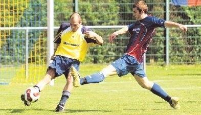 Der Bieringer Johann Schell klärt vor Rene Baake vom FSV Hollenbach II. Der FSV sicherte sich mit dem 5:1 den Titelgewinn in der Kreisliga A 3.Foto: Kurt Gesper Der Bieringer Johann Schell klärt vor Rene Baake vom FSV Hollenbach II. Der FSV sicherte sich mit dem 5:1 den Titelgewinn in der Kreisliga A 3.Foto: Kurt Gesper