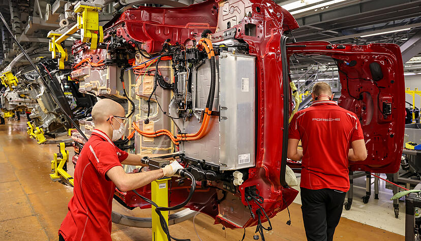 Wenn bei Porsche und anderen Autobauern der Umstieg auf die Elektromobilität glückt, dann bleiben unter Umständen viele Zulieferer auf der Strecke. Wenn bei Porsche und anderen Autobauern der Umstieg auf die Elektromobilität glückt, dann bleiben unter Umständen viele Zulieferer auf der Strecke.