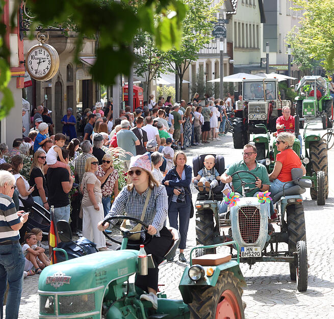 Durch Eppingen fahren am Sonntag etliche Oldtimer – von Traktoren bis Cabrios.