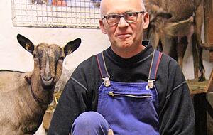 Leben in der Bude: Die Bunte Deutsche Edelziege Sophie von Stefan Funk hat Nachwuchs bekommen. Leben in der Bude: Die Bunte Deutsche Edelziege Sophie von Stefan Funk hat Nachwuchs bekommen.