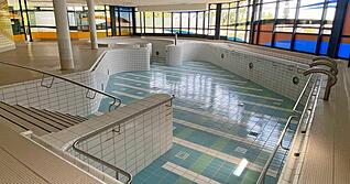 Das Wasser in den Becken ist abgelassen, Ende September wird der Hallenbad-Bereich abgerissen. Das Wasser in den Becken ist abgelassen, Ende September wird der Hallenbad-Bereich abgerissen.