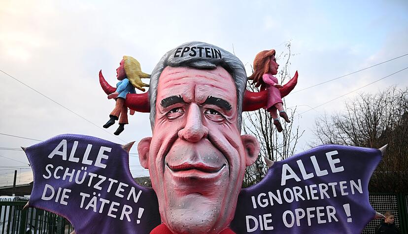 Der tote Sexualstraftäter Jeffrey Epstein feierte in Düsseldorf eine unrühmliche Auferstehung. Der tote Sexualstraftäter Jeffrey Epstein feierte in Düsseldorf eine unrühmliche Auferstehung.