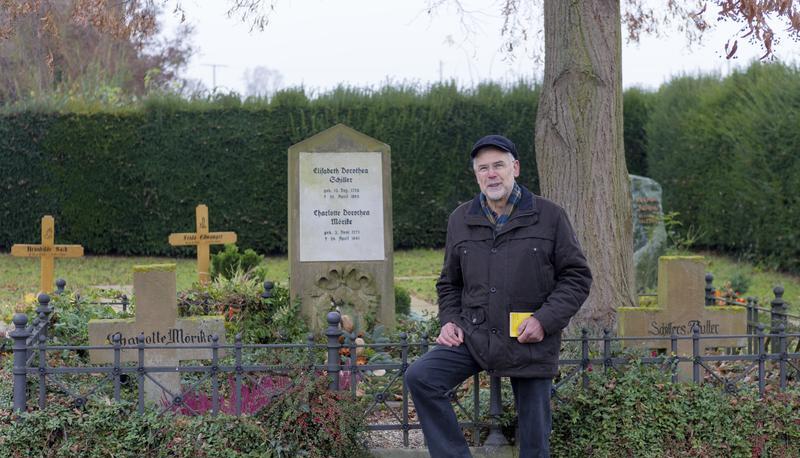 Vergessen und wieder wachgek&uuml;sst: Werner Uhlmann vom M&ouml;rikeverein bei den Gr&auml;bern der Dichterm&uuml;tter in Cleversulzbach.
Foto: Dennis Mugler