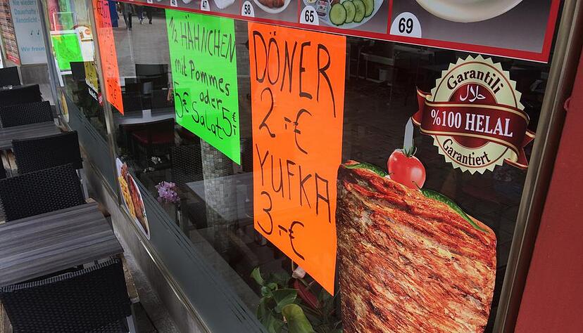 Vor einigen Jahren gab es in Heilbronn schon einmal einen Preiskampf unter Dönerbuden-Betreibern. Mit Preisen von damals zwei Euro pro Döner machen viele Imbisse ein Verlustgeschäft. Foto: Archiv/Hoffmann Vor einigen Jahren gab es in Heilbronn schon einmal einen Preiskampf unter Dönerbuden-Betreibern. Mit Preisen von damals zwei Euro pro Döner machen viele Imbisse ein Verlustgeschäft. Foto: Archiv/Hoffmann