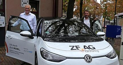 Franc Schütz (links) von der ZEAG und Bürgermeister Alexander Krüger bei der Übergabe des neuen Car-Sharing E-Autos. Es steht an der Ladesäule am Fleiner Rathaus und kann auch von den Bürgern über eine App gebucht werden.
Foto: Karin Freudenberger
