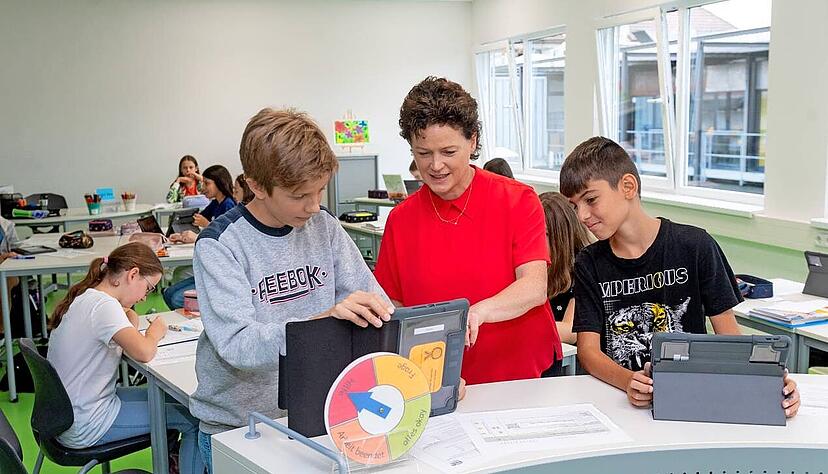 An der Verbundschule Neckarsulm gibt es Lernexperten wie Samuel (l.) und Kiwan hier mit Schulleiterin Antje David.
Foto: Berger