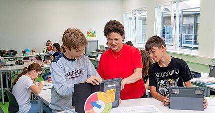 An der Verbundschule Neckarsulm gibt es Lernexperten wie Samuel (l.) und Kiwan hier mit Schulleiterin Antje David.
Foto: Berger An der Verbundschule Neckarsulm gibt es Lernexperten wie Samuel (l.) und Kiwan hier mit Schulleiterin Antje David.
Foto: Berger