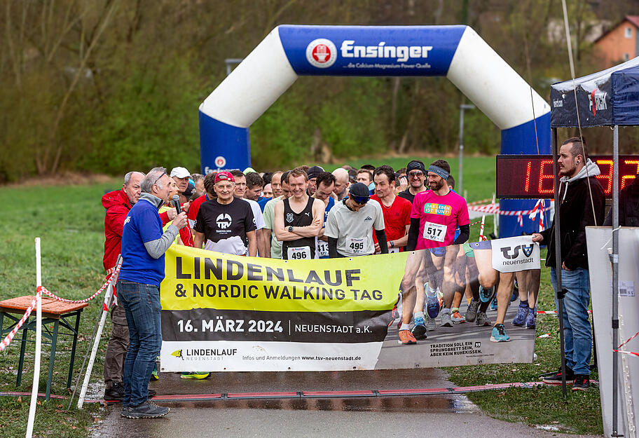 Der Startschuss zum 46. Lindenlauf fällt. Der Startschuss zum 46. Lindenlauf fällt.