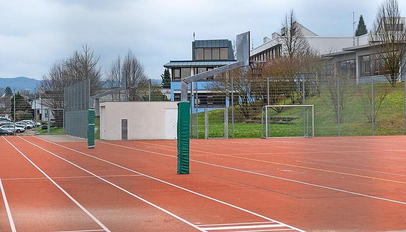 Bessere Trainingsmöglichkeiten für Hand- und Fußball eröffnen sich, wenn der Sportplatz der Realschule mit genormten Maßen überdacht wird.