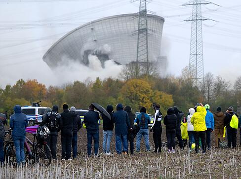 Pünktlich um 12 Uhr brachen die beiden 160 Meter hohen Kühltürme des AKW Gundremmingen zusammen. Pünktlich um 12 Uhr brachen die beiden 160 Meter hohen Kühltürme des AKW Gundremmingen zusammen.