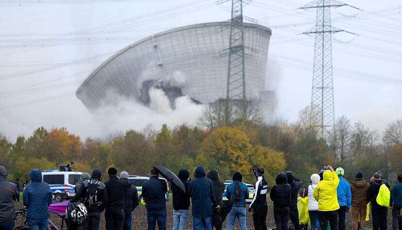 Pünktlich um 12 Uhr brachen die beiden 160 Meter hohen Kühltürme des AKW Gundremmingen zusammen. Pünktlich um 12 Uhr brachen die beiden 160 Meter hohen Kühltürme des AKW Gundremmingen zusammen.