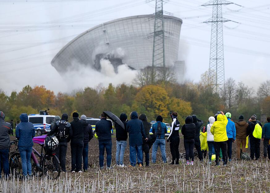 Pünktlich um 12 Uhr brachen die beiden 160 Meter hohen Kühltürme des AKW Gundremmingen zusammen. Pünktlich um 12 Uhr brachen die beiden 160 Meter hohen Kühltürme des AKW Gundremmingen zusammen.