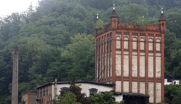 Die unter Denkmalschutz stehende Hildebrandsche Mühle mit ihrem 42 Meter hohen Backstein-Siloturm in Weinheim soll nach dem Willen zweier Immobilienmakler ein Großbordell werden ( Die unter Denkmalschutz stehende Hildebrandsche Mühle mit ihrem 42 Meter hohen Backstein-Siloturm in Weinheim soll nach dem Willen zweier Immobilienmakler ein Großbordell werden (