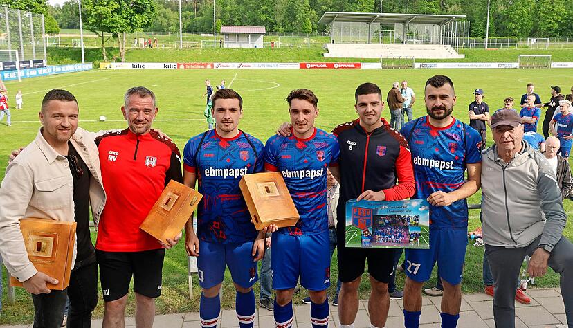 FSV-Manager Karl-Heinz Spr&uuml;gel (rechts) verabschiedete Ex-Trainer Martin Kleinschrodt, Torwarttrainer Markus Volpp, Benjamin Kurz, Manuel Hofmann, Michael Kleinschrodt und Daniel Schmelzle (von links) mit Pr&auml;senten.
Fotos: Marc Schmerbeck
