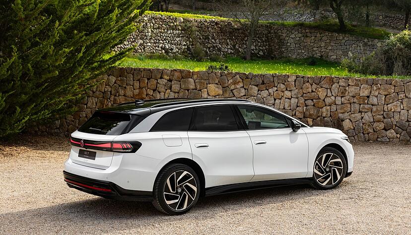 Den Tourer gibt es auch mit einer Batterie von 86 kWh, die dann Reichweiten von knapp unter 700 Kilometern erm&ouml;glichen soll.