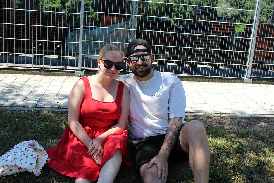 Die Besucher säumten die Straßen bei strahlendem Sonnenschein. Die Besucher säumten die Straßen bei strahlendem Sonnenschein.