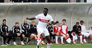 Silas kam beim VfB Stuttgart im Testspiel gegen den SV Elversberg zum Einsatz. Die Konkurrenz auf seiner Position ist allerdings groß.