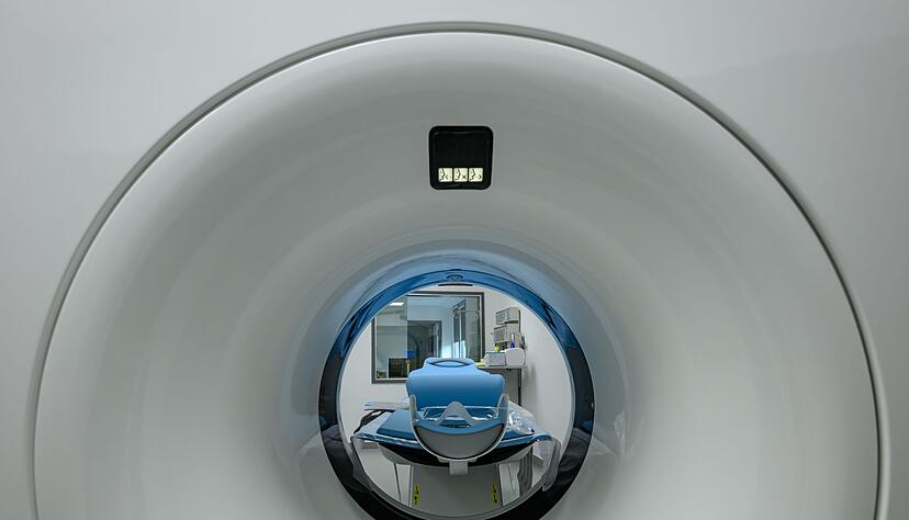 Das Bild zeigt einen Computertomographen. Das Bild zeigt einen Computertomographen.