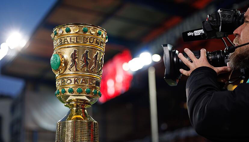 Objekt der Begierde: der DFB-Pokal. (Archivbild)