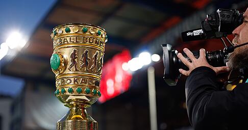Objekt der Begierde: der DFB-Pokal. (Archivbild)