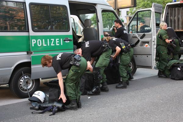 Dienstschluss: Polizisten packen vor dem Bahnhof ihre Schutzausrüstung ein. Dienstschluss: Polizisten packen vor dem Bahnhof ihre Schutzausrüstung ein.