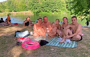 Familie Reisenhauer am M&uuml;hlbacher See: Irina und Dimitri mit den Kindern Amelie (5), Melissa (9) und Melina (15) sowie deren Freund Julien (17).
Fotos: J&ouml;rg K&uuml;hl