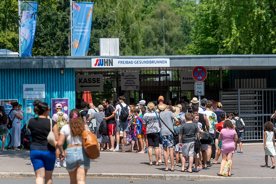 Vor dem Freibad Gesundbrunnen bildeten sich lange Schlangen am Eingang.