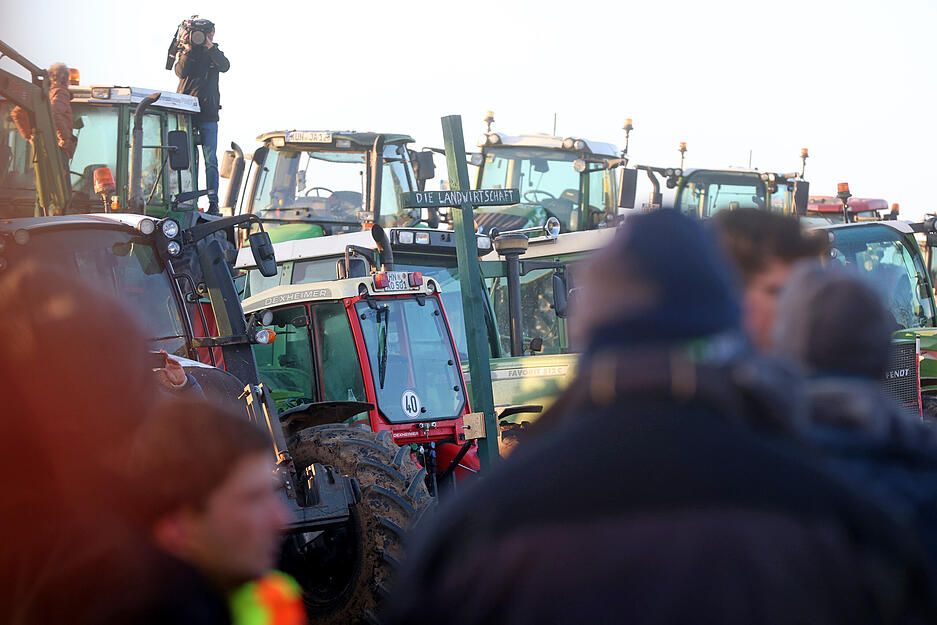 Die Traktoren der Landwirte reihen sich in Bad Wimpfen vor der Lidl-Zentrale aneinander. Die Traktoren der Landwirte reihen sich in Bad Wimpfen vor der Lidl-Zentrale aneinander.
