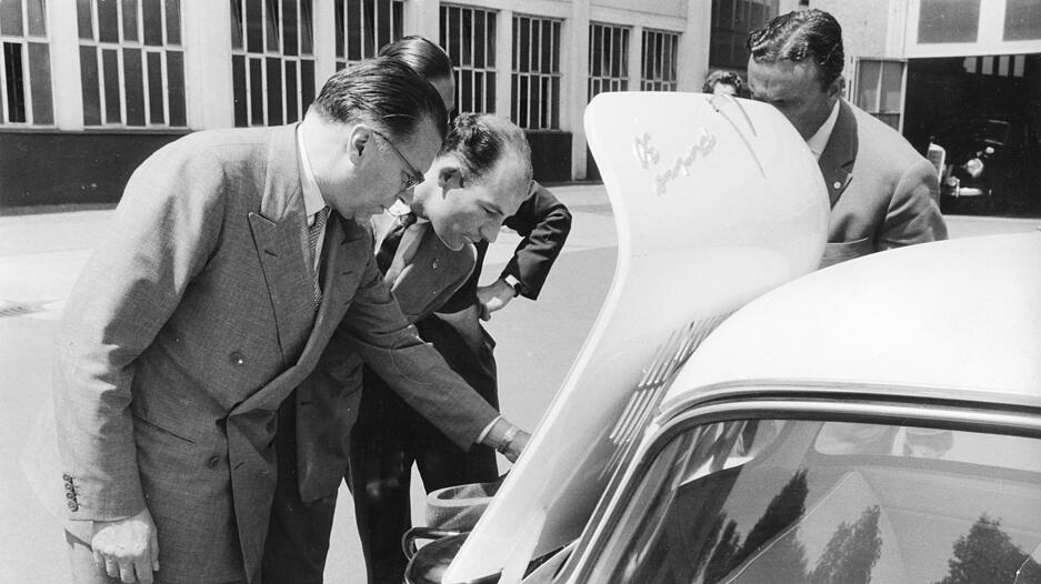 Das englische Rennfahrer-Ass Stirling Moss (Mitte) erwirbt für den Londoner Großstadtverkehr im Juni 1959 den Prinzen „Calla“. Er holt ihn persönlich im Werk ab.