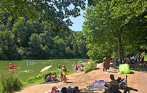 Entspannt ist die Situation am Sonntag am See in Mühlbach. Auch dort kontrollieren Mitarbeiter der Stadt die Parkplätze. Entspannt ist die Situation am Sonntag am See in Mühlbach. Auch dort kontrollieren Mitarbeiter der Stadt die Parkplätze.