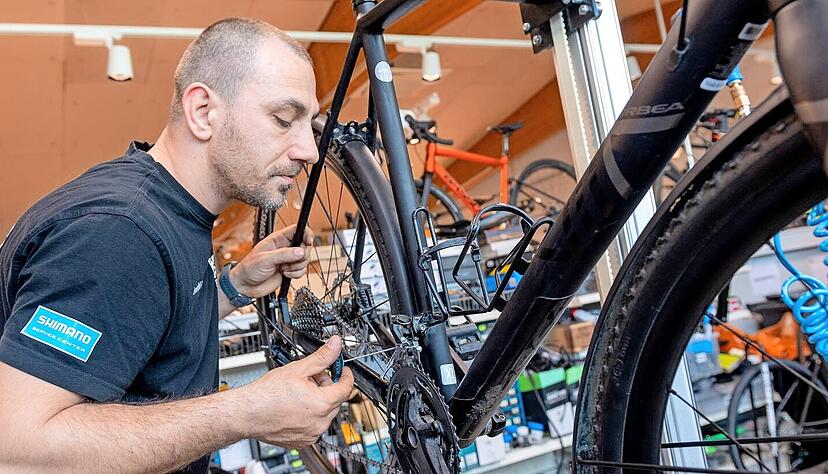 Exaktes Feintuning: Arnold Rogoz hat verschiedene Komponenten des Gravel Bikes ausgewechselt und stellt jetzt die Gangschaltung neu ein. Exaktes Feintuning: Arnold Rogoz hat verschiedene Komponenten des Gravel Bikes ausgewechselt und stellt jetzt die Gangschaltung neu ein.