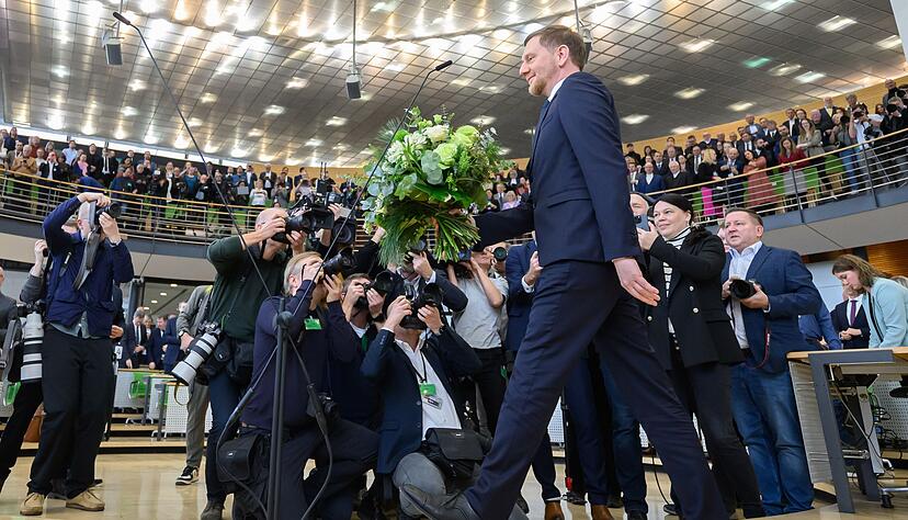 Ministerpräsident Michael Kretschmer erhält nach seiner Wiederwahl zahlreiche Gratulationen. Ministerpräsident Michael Kretschmer erhält nach seiner Wiederwahl zahlreiche Gratulationen.