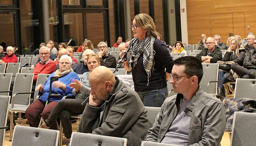 Emotional, aber sachlich und ohne persönliche Anfeindungen gestaltete sich die Diskussion am Mittwoch in der Nobelgusch.
Fotos: Stefanie Jani Emotional, aber sachlich und ohne persönliche Anfeindungen gestaltete sich die Diskussion am Mittwoch in der Nobelgusch.
Fotos: Stefanie Jani