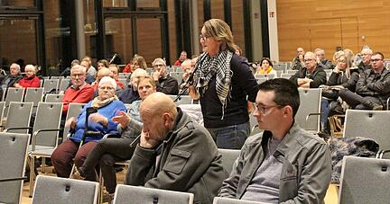 Emotional, aber sachlich und ohne persönliche Anfeindungen gestaltete sich die Diskussion am Mittwoch in der Nobelgusch. 
Fotos: Stefanie Jani