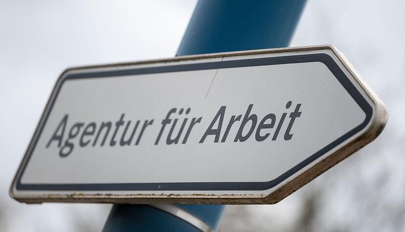 2023 wünschten sich fast 3,2 Millionen nicht erwerbstätige Menschen in Deutschland eigentlich eine bezahlte Arbeit. 2023 wünschten sich fast 3,2 Millionen nicht erwerbstätige Menschen in Deutschland eigentlich eine bezahlte Arbeit.