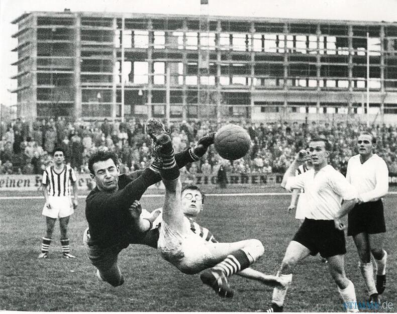 1959: Der Pressefotograf fängt blitzschnell die Spielszene im VfR-Stadion ein. Die Derbys zwischen dem VfR Heilbronn und der Union Böckingen ziehen viele Fans an. 1959: Der Pressefotograf fängt blitzschnell die Spielszene im VfR-Stadion ein. Die Derbys zwischen dem VfR Heilbronn und der Union Böckingen ziehen viele Fans an.