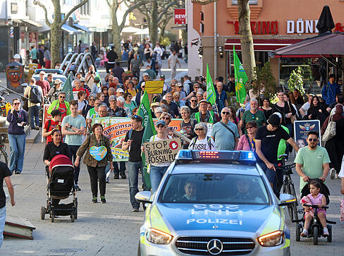 Zahlreiche Menschen gehen f&uuml;r Umwelt- und Klimaschutz auf die Stra&szlig;e.