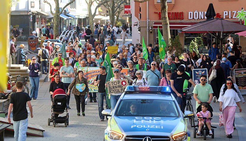 Zahlreiche Menschen gehen f&uuml;r Umwelt- und Klimaschutz auf die Stra&szlig;e.