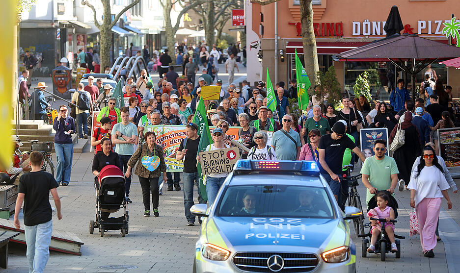 Zahlreiche Menschen gehen f&uuml;r Umwelt- und Klimaschutz auf die Stra&szlig;e.