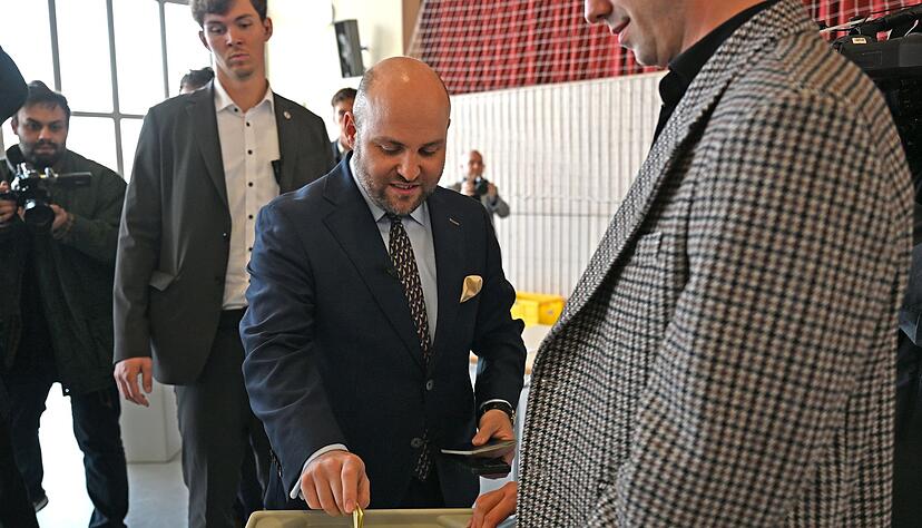 AfD-Spitzenkandidat Markus Frohnmaier gibt seine Stimme in Weil der Stadt ab. AfD-Spitzenkandidat Markus Frohnmaier gibt seine Stimme in Weil der Stadt ab.