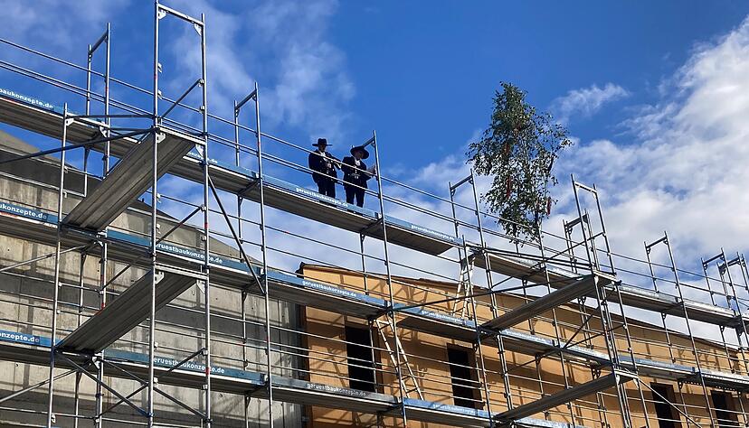 Beim Richtfest feiern die Zimmerm&auml;nner ihr verrichtetes Werk.