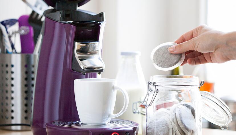 Faserhaltige Kaffeepads sind eine nachhaltigere Option, es gibt sie auch als Mehrweg-Pads.