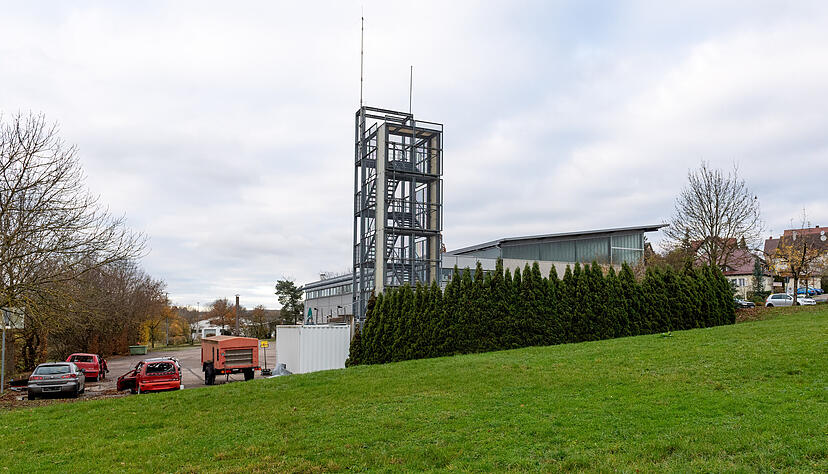 Das Feuerwehrhaus am Ortsende von Willsbach platzt aus allen Nähten und hat viele Mängel. In Richtung Affaltrach wird der Anbau errichtet. Das Feuerwehrhaus am Ortsende von Willsbach platzt aus allen Nähten und hat viele Mängel. In Richtung Affaltrach wird der Anbau errichtet.
