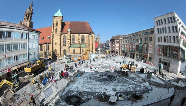15. März: Die Sanierung des Heilbronner Kiliansplatzes läuft nach dem harten Winterfrost und frühlingshaften Temperaturen inzwischen wieder unter Hochdruck.