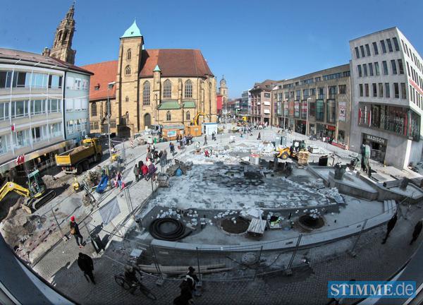 15. März: Die Sanierung des Heilbronner Kiliansplatzes läuft nach dem harten Winterfrost und frühlingshaften Temperaturen inzwischen wieder unter Hochdruck.